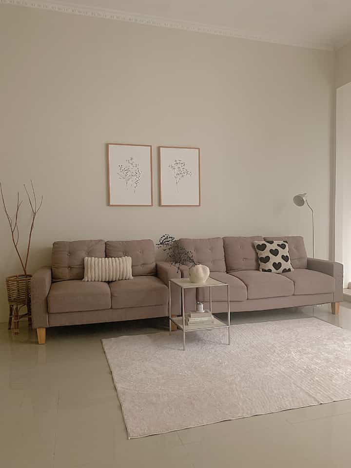 Menerapkan Elegant on budget di living room versi saya yaitu memilih bantal sofa dengan bahan velvet. Ambience di living room jadi berubah. Menambahkan karpet dengan sedikit motif dan warna senada dengan area living room juga menjadikan ruangan elegant. Tidak lengkap rasanya jika di living room tidak memasang wall art. Untuk wall art juga saya pilih motif yang simple & minimalist. 
#CatRumahMewah
#CatRuangTamuMewah
#SofaMinimalis
#WalpaperEstetik
#ElegantOnBudget
#DesainRumahElegant
#SederhanaMewah