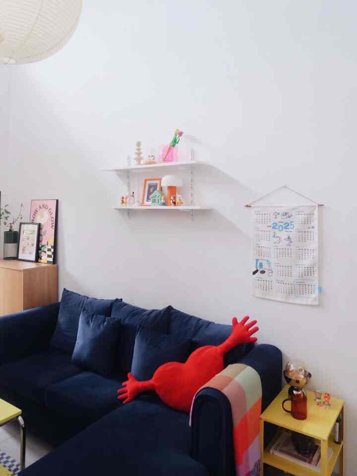 Konsep baru pada sudut untuk bersantai ✨

Mengkombinasikan ornamen bernuansa menyenangkan nan colorful 

Mulai dari bantal merah berbentuk love nan unik, meja samping warna kuning, kalender gantung berbahan kain, hingga berbagai barang koleksi dan figurine yang bisa dijadikan item dekorasi

#sofaminimalis #bantalsofa #mejasamping #mejanakas #lampuestetik #midcenturymodern 