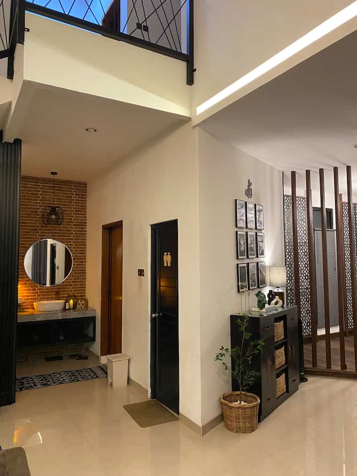 Dekorasi elegan & mewah tapi tetap on budget. Dari mulai table lamp, vas , walldecor dan tanaman artificial bikin ruangan jadi estetik


#tanamanartificial #lampugantung #vasbunga #walldecor #dummybook #ElegantOnBudget #DesignRumahElegant #SederhanaMewah 