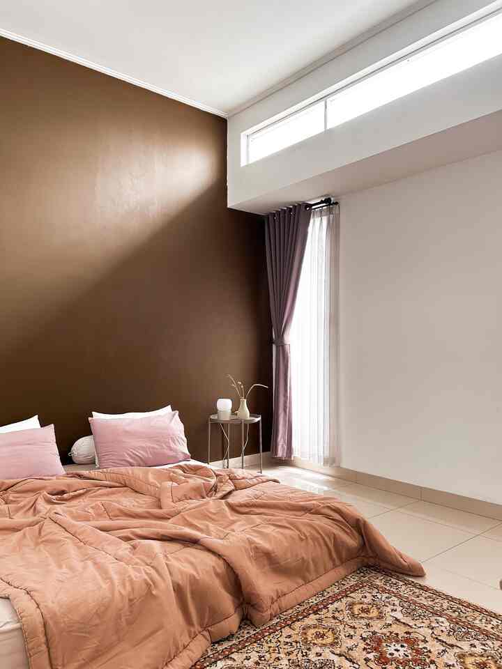 Dekorasi kamar ini sebetulnya sangat minimalis, tapi dengan sentuhan cat dinding yg berbeda di satu sisi bikin ruangan jd terlihat elegan yaa.. Pemilihan warna juga disesuaikan dengan warna favorit supaya ruangan jd lebih nyaman.. #CatRumahMewah #CatKamarTidur #EleganOnBudget #DesainRumahElegan #SederhanaMewah