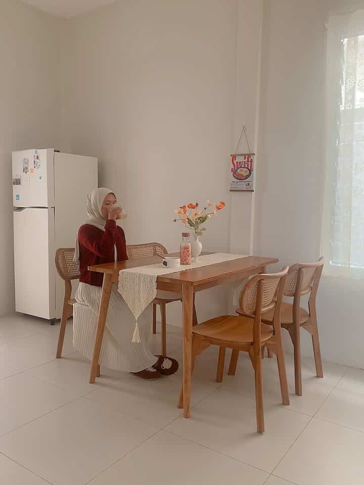 Before doing my activities, I took the time to have coffee and breakfast at this dining table. I chose a teak dining table because it requires minimal maintenance and is proven to be durable and timeless. After 3 years of use, the condition of the dining table is still good. Recommended for those who are looking for a dining table ☺️
#KitchenPaintColor
#DiningRoomInspiration
#DiningTableInspiration
#DiningTableDecoration
#DiningRoom
#DiningRoomDesign
#DiningRoomIdea