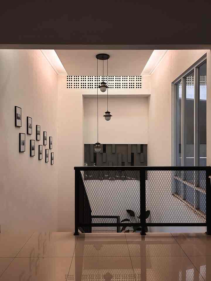 Beberapa hari ini bandung lagi diguyur hujan besar, kadang pagi sore malam bahkan bisa seharian.. Malam ini juga hujan masih mengguyur kota, suasana rumah jd lebih hangat menggunakan lampur warm white ini yaa.. Area tangga juga jd terlihat lebih nyaman dengan penggunaan lampu di drop ceiling.. #AreaTangga #InspirasiRailingTangga #LampuMinimalis #LampuTangga #DekorasiDinding #NightVibes