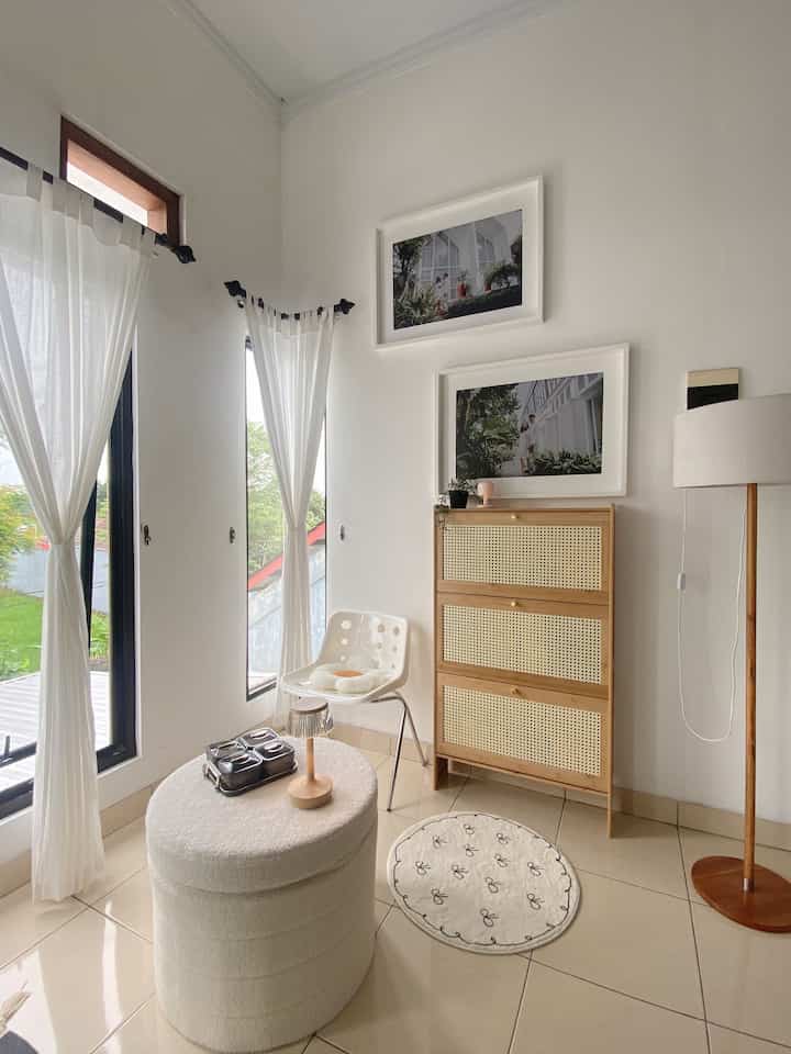 Another look for this corner 😍 yah namanya juga buibu yaa suka geser sana sini suka beli pernak pernik, jadi ada aja kerjaannya 

Di area ini aku menambahkan rak sepatu, dan kursi aesthetic putih ini dan storage stoolnya tetep dijadiin meja yah

Gimana menurut tetangga?
#storagestool #raksepaturotan #standingfloorlamp #kesetaesthetic #kursiaesthetic #sudutaesthetic #catrumahminimalis #gordenlinen  