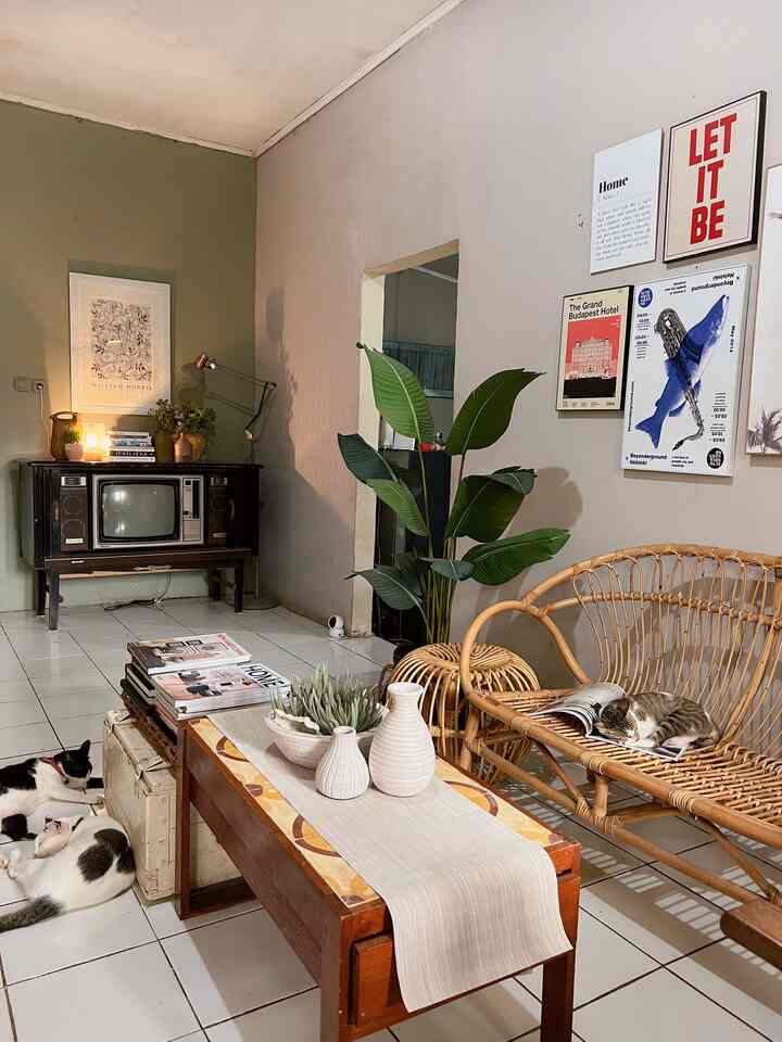 Cara praktis on budget biar ruangan 🛋️ terlihat elegan, salah satunya dengan memberikan lighting 💡tambahan seperti lampu meja ataupun standing lamp. Warna warm bisa jadi salah satu pilihan tepat lo.

Selain lampu, beri home accesories dengan warna white, natural, juga warna2 kalem yang cerah.

#vase #catrumah #tvjadul #pajangandinding #standinglamp #tablelamp #lampumeja #elegantonbudget #desainrumahelegant #sederhanamewah
