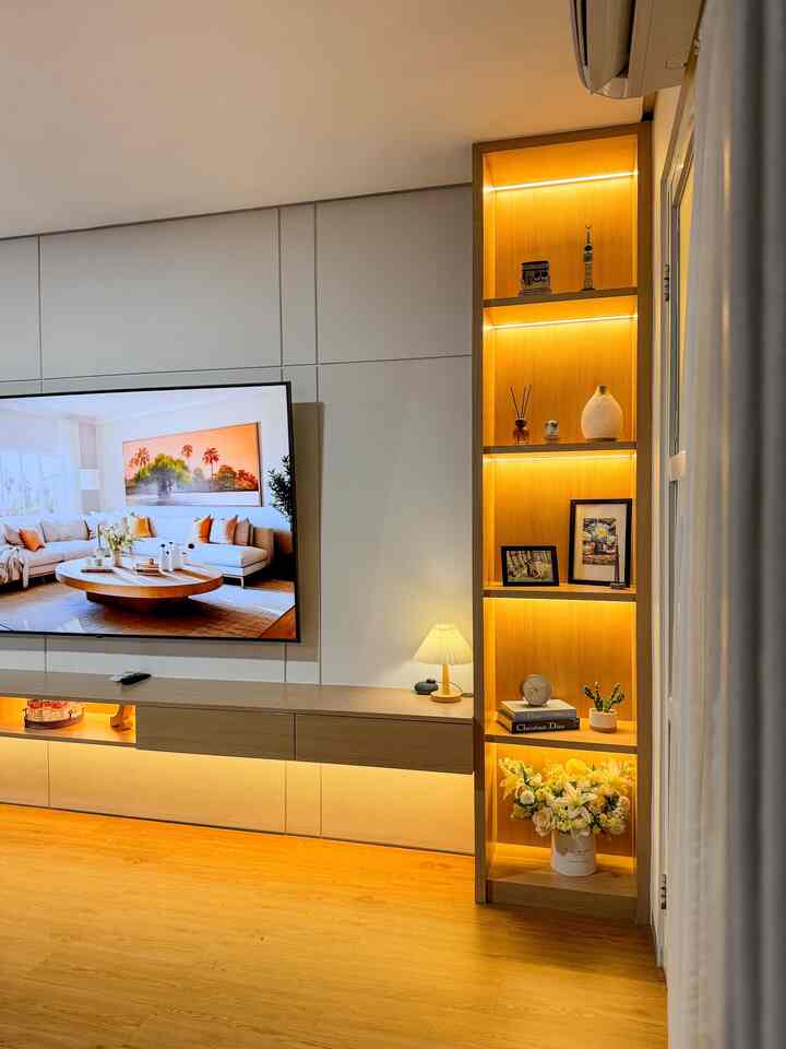 Siapa bilang rumah cantik harus mahal? Ini beberapa trik yang aku pakai biar rumah tetap terlihat elegan tanpa bikin kantong bolong:

💡 Pilih warna netral: Seperti putih, beige, atau abu-abu untuk efek mewah dan timeless.
💡 Gunakan material alternatif: Contohnya vinyl untuk lantai dan multiplek dengan finishing HPL untuk furniture—tampilannya tetap estetik tapi jauh lebih hemat.
💡 Manfaatkan lighting: Tambahkan lampu warm white atau LED strip untuk nuansa cozy dan elegan.
💡 Dekorasi minimalis: Cukup pilih ornamen simple seperti cermin hias, rak terbuka, dan pajangan kecil yang nggak bikin ruang terasa penuh.

📌 Buat kamu yang pengen rumah terlihat elegan tanpa over budget, coba deh tips ini. Yuk mulai transformasi kecil-kecilan di rumahmu! ✨

#vynillantai #hpltaco #lampuaesthetic #tvlg86inch #pigura #dummybook #jammungil #ledstrip #elegantonbudget #desainrumahelegant #sederhanamewah