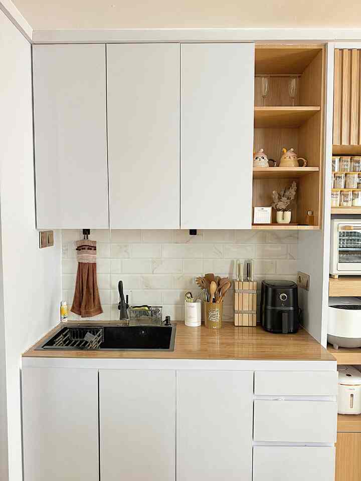 ✨ Memaksimalkan Penyimpanan, Tetap Estetik! ✨

Buat yang lagi pusing cari solusi biar rumah nggak penuh sesak sama barang, ini dia tips andalanku: pilih furniture yang multifungsi & tata barang dengan sistem penyimpanan vertikal.

Di dapur misalnya, pakai kabinet yang dalamnya diisi kotak-kotak organizer biar semuanya rapi dan mudah ditemukan. Plus, rak kecil buat display mug lucu juga bikin suasana lebih cozy. 🫶

Nggak ketinggalan, nakas di kamar tidur juga multifungsi banget—selain buat naro lampu tidur, lacinya bisa dipakai buat simpan barang-barang kecil biar nggak berserakan. 🛋️

Jadi, nggak ada lagi alasan rumah terlihat sumpek, deh. Yuk, coba mulai dari satu sudut dulu! ✨

Temen-temen ada yang punya tips lain buat optimalkan ruang penyimpanan? Drop di kolom komentar ya! 👇

#hpltaco #airfryer #penirispisau #spatula #serbetdapur #wallpanel #sink #toptable #ruangpenyimpanan #idetempatpenyimpanan #penyimpananminimalis