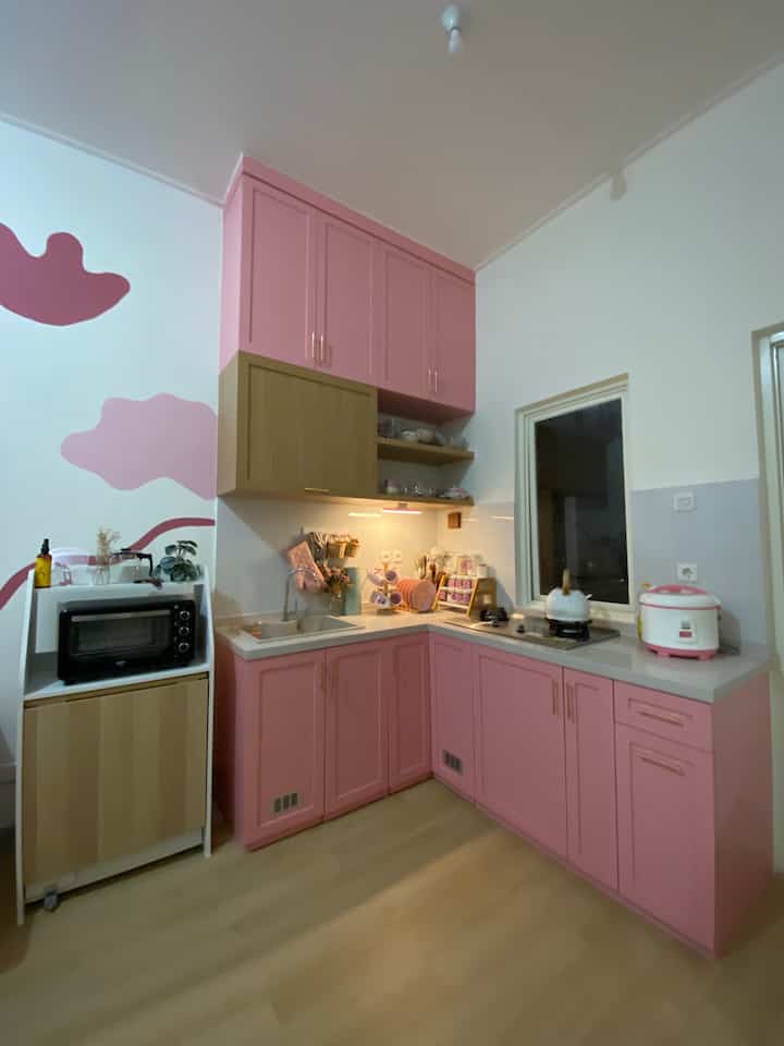 Suasana Rumah Pinky saat malam tiba ❤️
Dengan pencahayaan tepat, rumah ini terlihat nyaman dan hangat.

#openspacehouse #kitchenminimalis #rumahminimalis #catrumah #rumahpinky #kitchensetpink