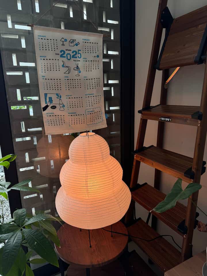 Cara membuat ruangan living room menjadi lebih elegan dari sebelumnya tapi tanpa membuat dompet ‘kempes’ ala kami adalah dengan mendekorasi ruangan memakai lampu-lampu kecil. Karena ‘the smaller the lights, the bigger the vibes’ 🙌🏻🤗

#elegantonbudget #designrumahelegant #sederhanamewah #lampumeja #lampugelembung #lampuantik #dekorasilivingroom