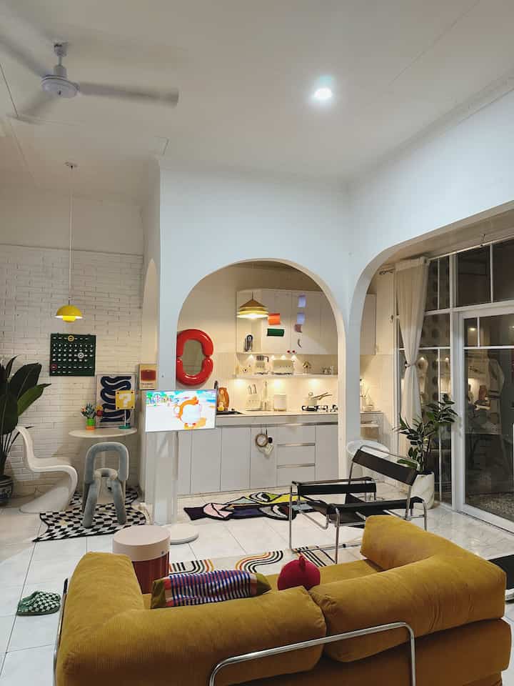 Rumah Elegan & Mewah on Budget 🏡

Ruangan open space dengan high silling ditambah 1/2 meter dari standard memberi kesan elegan dan mewah dengan furniture modern. 

Cat putih kontras dengan pop color home decor. Desain Interior serba lucu menghiasi setiap sudut ruang. 

Semoga menginspirasi ✨
#CatRumahMewah #CatRuangTamuMewah #SofaMinimalis #PlavonPVC #LampuLED #EleganOnBudget #DesainRumahElegan #SederhanaMewah 