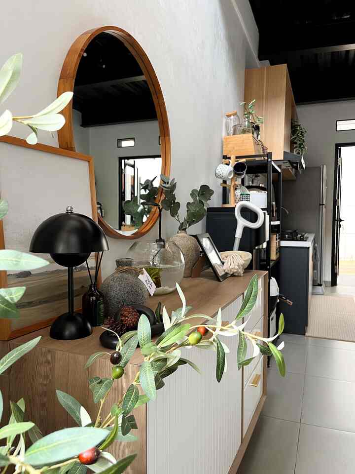 Pov lantai satu #rumahmaknaa dari berbagai sisi 🫶🏽.

Di lantai satu kami menggunakan cat dan lantai yang sama. Cat yang kami gunakan adalah Jotun Majestic Matt warna skylight. Sedangkan lantai menggunakan Roman Granit d'Dayton Grey. 

#CatInterior #CatRumah #LantaiRumah #GraniteTile #OpenSpace #JapandiIndustrial #KitchenSet #RumahTanpaSekat #PlafonBondek
