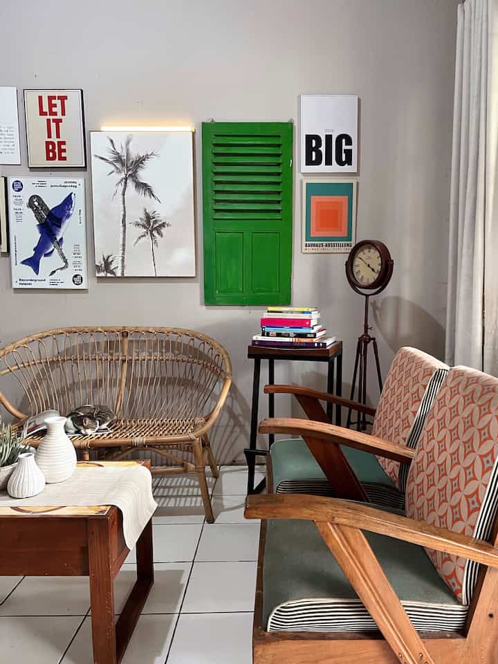 🛋️ Ruang tamu ini tempat paling ideal dirumahku. Karna disini bisa santai sambil baca buku 📚 favoritku. 

Untuk furniture diruangan ini terdiri dari beberapa jenis material seperti kayu jati, rotan, dan lainnya. Model kursi juga sengaja aq pilih yg berbeda.

#tablerunner #kursirotan #kursijati #kayujati #vase #walldecor #kursijengki #kursijadul #rumahvintage