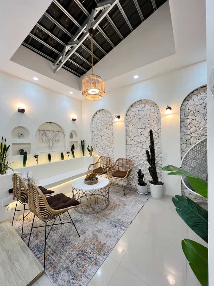 Ruangan santai tempat kumpul ini paling sangat disukai, apalagi kalo ada sodara atau temen2 yang datang kebanyakan suka kumpul disini sebagai spot untuk foto2. Karena ruangan ini banyak yang bilang seperti villa, cafe / studio foto. Yang menarik dari ruangan ini yaitu wall arch dengan batu limestone sehingga terlihat estetik dan mewaah berasa di villa padahal untuk budgetnya sangat affordable. 1 karung seharga Rp. 90,000,- untuk 1 meter X 1 meter. 
Selain itu dengan design dindingnya ala2 cafe menambah keestetikan ruangan ini. 
#Catrumahmewah #LampuLED #ElegantOnBudget #DesainRumahElegant #SederhanaMewah 