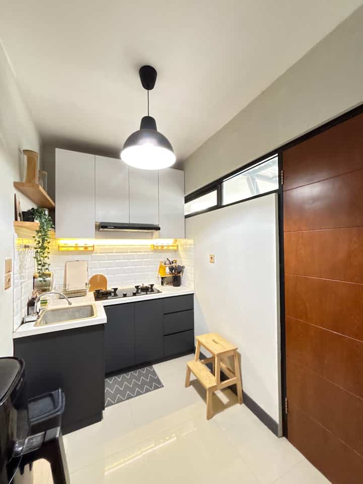 Dapur Minimalis 

Tema black and white yang long lasting, kami memilih warna netral supaya dapur ini bisa long lasting dan timeless.

#LampuGantung #TanggaDapur #DapurMinimalis #DapurMungil #DapurKecil 