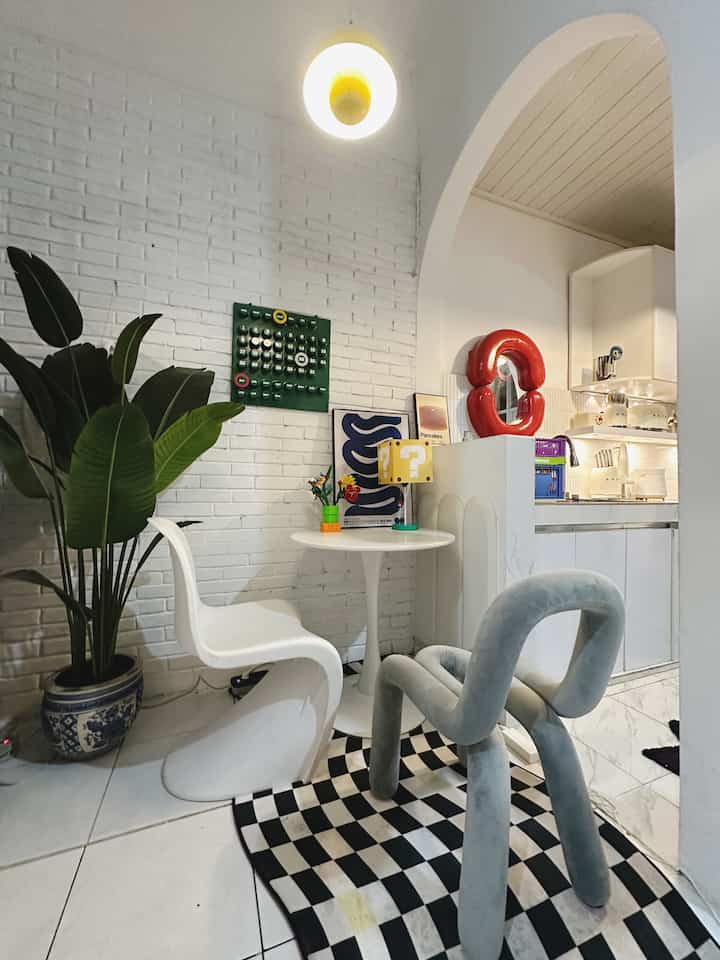 Spot Kece ala ummaHaus 💋

Sejauh mata memandang setiap sudut ruang bikin betah berada di rumah. Penataan interior rapi dan unik memberi kesan tersendiri. 

Pemilihan printilan estetik serba colorfull serta modern adalah konsep yang menarik. 

Semoga menginspirasi ✨
#RuanganEstetik #RumahMinimalisModern #IdeHomeDecor #FurnitureCantik #InspirasiRuangCantik #InteriorModern #AestheticDesignIdeas #Ohouseseason9 #ummaHaus #UmmaArRayyan 