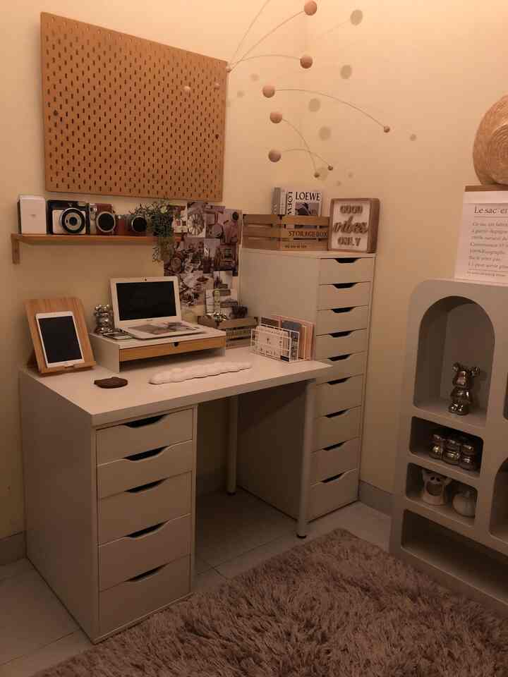 Ruangan kerja kami yang dilengkapi dengan berbagai aksen kayu mulai dari ambalan hiasan dinding, storage book, laci, meja laptop sampai hiasan gantung menambah suasana ruangan menjadi hangat dan berkelas

#AksesorisKayu #ElegantOnBudget #DesainRumahElegant #SederhanaMewah #Ruangkerja #HiasanEstetik #RuangKerjaAesthetic #HomeOffice #RuangKerjaScandinavian #Japandi #Scandinavian