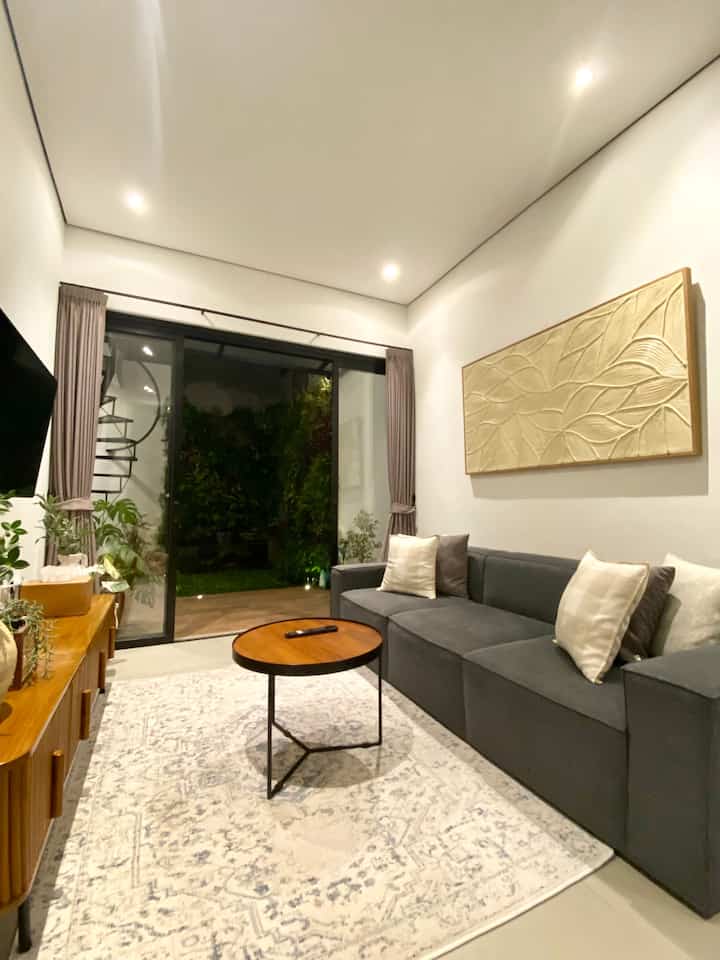 Membuat rumah terlihat elegan ternyata bisa tanpa harus merogoh kantong dalam-dalam.
Berikut tips membuat rumah terlihat elegan
1. Pilih warna netral untuk membuat ruangan terlihat lebih clean & classy
2. Pilih penerangan warm white agar ruangan terasa lebih hangat & mewah
3. Gunakan lukisan abstrak / bertekstur, membuat ruangan terasa lebih hidup
4. Tambahkan dekorasi simple seperti vas bunga, yanga akan memberi suasana tenang dan damai dalam ruangan

#catRumahMewah
#catRuangTamu
#sofaMinimalis
#lukisanAbstrak
#vaskeramik
#vasbunga
#lampuLED
#elegantOnbudget
#DesainRumahElegant
#SederhanaMewah