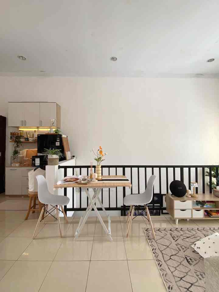 Sedikit Sentuhan di area Kitchen and dining yg sudah aku lakukan agar terlihat mewah salah satunya:

1. Meja dan Kursi Makan
🌸 Memilih white and wood sebagai tone warna 
🌸 Meja dan Kursi Makan ini ob budget bgt hrg berkisar 500k 
🌸 Table runner dan Vas Bunga menambah kesan mewah dan cantik di meja makan

2. Kitchen set
🌸 Budget 1 jutaan (atas bawah)
🌸 Menambah rak dinding di antaranya 
🌸 Memilih warna white and wood sebagai tone warna

Furniture Kitchen and dining yang ramah dikantong bukan ? Ramah dikantong tapi tetap dapat mewahnya 😍

#catrumahminimalis
#setmejamakan
#kursiaesthetic
#kitchenset
#rakdinding
#tablerunner
#elegantonbudget
#designrumahelegant
#sederhanamewah

