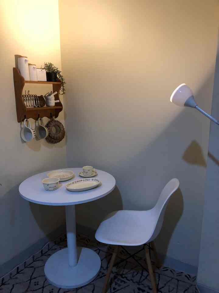 コーヒーコーナーやカフェコーナーと呼んでいますが、子どもたちの学習や遊びを見守りながら、温かいコーヒーや紅茶と軽食を楽しみながらくつろぐことができます。

#コーヒーコーナー #Chillspace #HiasanDindingEstetik #AksesorisTeaTime #CoffeeBreak #DecorasiAesthetic #RoomDecor #PrintilanAesthetic #HomeDecor #KarpetTurki #Japandi #KoreanStyle #Scandinavian