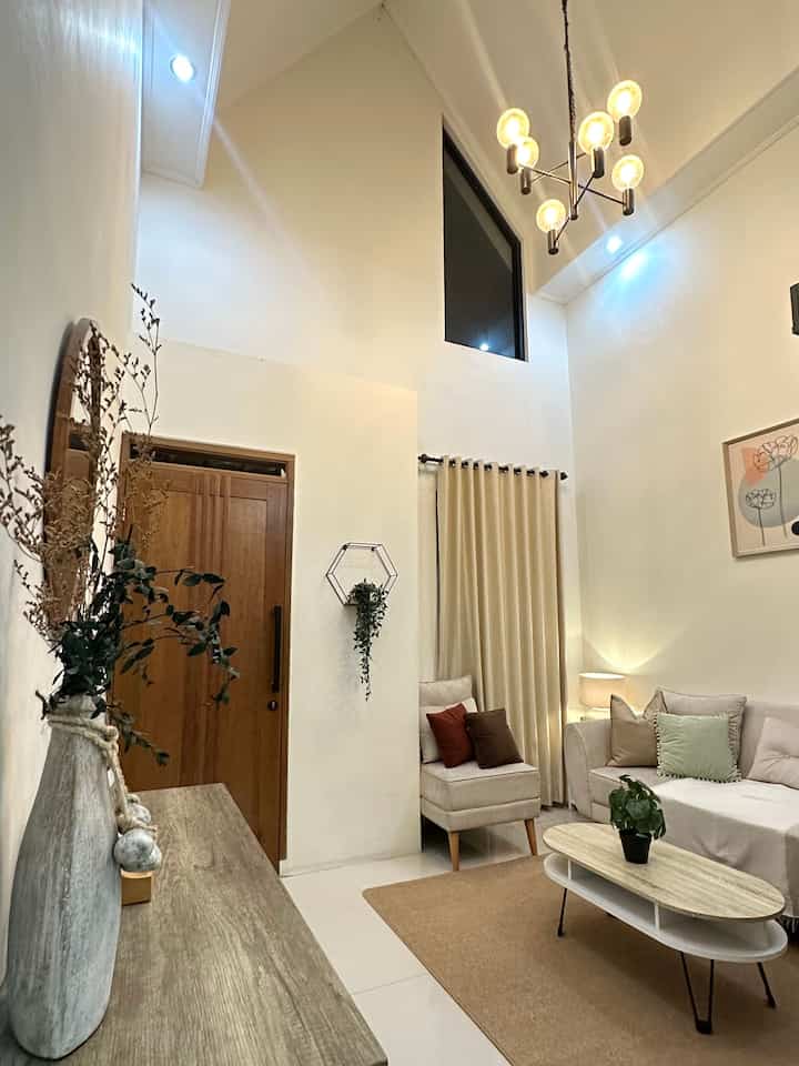 Salah satu tips dari aku yang bisa bikin ruangan terlihat mewah adalah penggunaan lampu gantung. Lampu di rumahku ini cukup iconic, dimana penggunaannya tepat berada di bawah atap segitiga dengan model yang menurutku tidak pasaran. Ukuran lampu yang digunakan sesuai dengan ukuran ruangannya. Lampu ini cukup memberikan pengaruh besar pada ruang tamu, padahal harganya masih terjangkau. Selain lampu gantung, elemen lain yang membuat mewah ruangan ini adalah lampu meja yg berbentuk vas besar. Aku membelinya di kota Jogja, dengan harga yang cuma 250K aja. Gimana? kalian tertarik untuk cobain tips aku?😁

#ElegantOnBudget #DesainRumahElegant #SederhanaMewah #LampuGantung #SofaEstetik #LampuMeja #CoffeeTable #VasBunga #LantaiGranit #LampuGantungInforma #KarpetPolos #PintuKayu #Highceiling