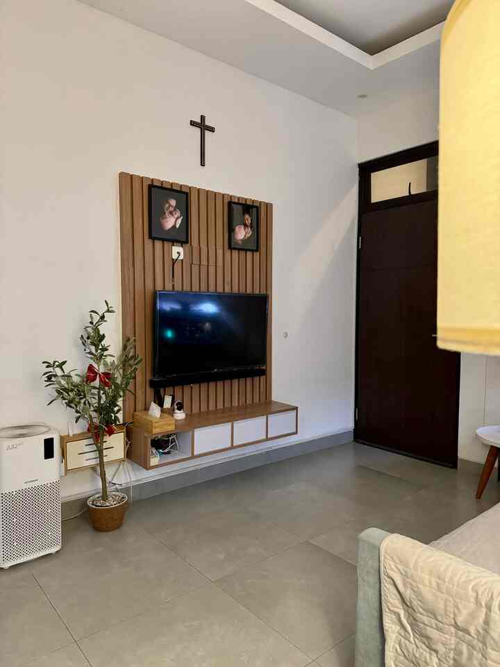 Dulu selalu kagum sama rumah-rumah orang yg terkesan “warm” dan “mewah”.. ternyata, rahasianya ada di detail kecil yaitu ✨pemilihan furniture yang tepat dan pencahayaan yang sesuai✨
Dengan begitu, rumah sederhana pun bisa terlihat mewah tanpa bikin kantong jebol #KeramikMinimalis #CatRumahMewah #ElegantOnBudget #DesainRumahElegant #SederhanaMewah