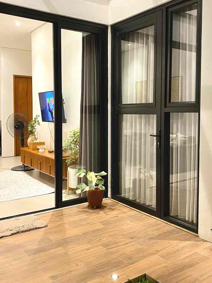 Selain menggunankan pintu kayu di Royal Corner juga menggunakan pintu aluminium berwarna hitam. Pintu aluminium sendiri memiliki banyak kelebihan selain anti rayap, lebih ringan, juga membuat rumah terkesan minimalis & modern. Pintu sliding dipilih sebagai pembatas antara living room dan area taman terbuka. 

#ElegantOnBudget
#DesainRumahElegant
#SederhanaMewah
#pintualuminium
#slidingdoor
#kusenpintu 
#pintuputar 
#pintutengahkaca 