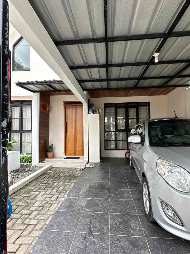 Pertama kalinya area ini aku publish👋
Jujur, ga pede banget untuk mempublish ini, tapi gapapa karna menurutku segini udah agak rapi. Area ini tuh paling sering berantakan karena berhubung kami belum punya gudang, jadi hampir semua barang kami simpan di garasi. Alhasil keliatannya tuh sumpek banget huhu. Aku amat sangat menyarankan untuk para tetangga yang sedang membangun rumah untuk menambah 1 ruangan khusus gudang, karna meskipun kami sering decluttering tetap saja tidak membuat kami tidak butuh gudang. Lebih baik antisipasi daripada bingung di kemudian hari😅
#garasirumah #garasi #carport #jendelabesar #pintukayu #tamansemen #fasadsegitiga #gudangrumah #areagudang #tipsrumah #canopy #kanopigarasi