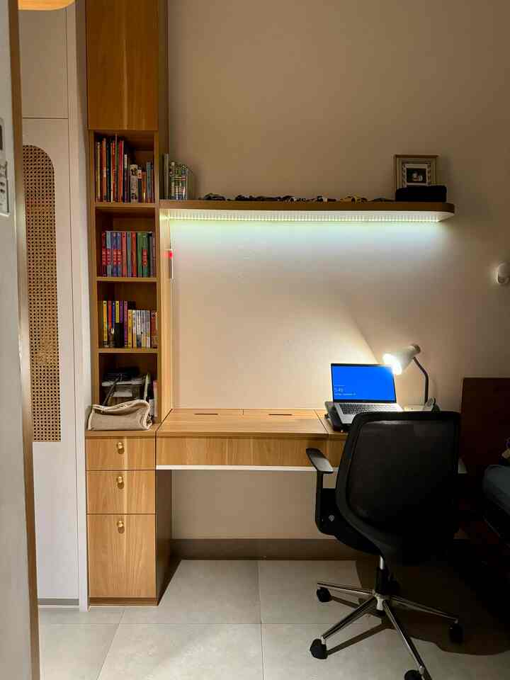 Salah satu tempat ternyaman di sudut rumah #HomeOffice #TempatBelajar #TempatTidur #InspirasiMejaBelajar #RumahMinimalis #NightVibes #RumahDeveloper