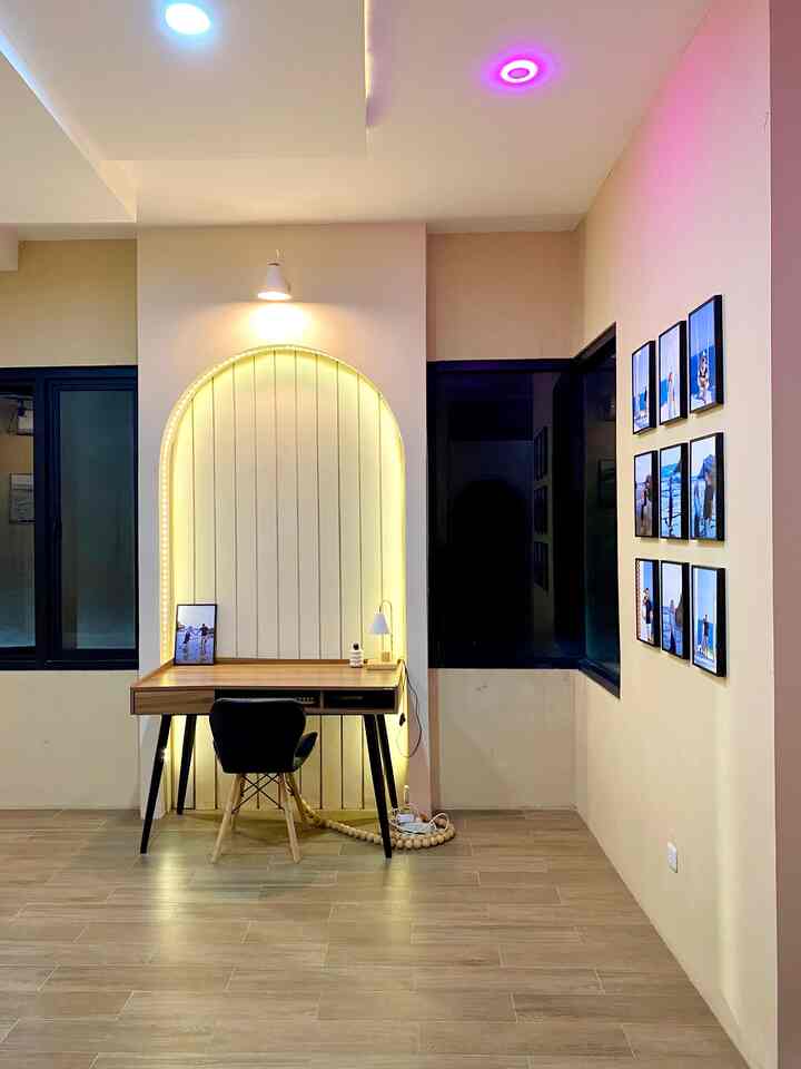Salah Satu cara membuat workspace ini terlihat mewah tetapi on budget adalah dengan menambahkan lighting yang berbeda di beberapa sudut.

Mulai dari menambahkan Pendant Light, LED Strip sampai downlight berwarna.

Karena Lighting dapat menambah vibes ruangan menjadi lebih warm dan mewah dengan budget yang lebih terjangkau.

#PlavonGRC #WallBatten #LampuLED #WallpaperEstetik #ElegantOnBudget #DesainRumahElegant #SederhanaMewah