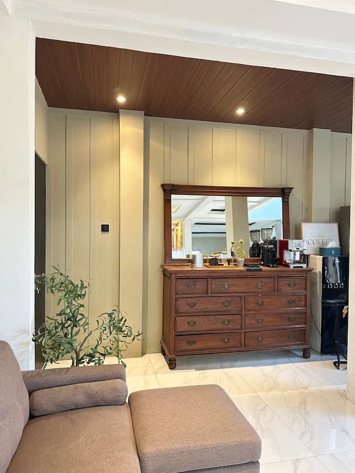 Hi Semua,

Ruang keluarga yang juga difungsikan untuk coffee corner dengan penataan perlengkapan coffee yang diletakkan pada lemadi buffet berbahan jati. 

Selain dijadikan meja pembuatan coffee tp juga sebagai storage / drawer.

Semoga menginspirasi ya ♥️

#pvcplafond #plafonpvc #walldecor #wallbatten #catantibacterial #sofa2seater #drawerjati #coffeespot