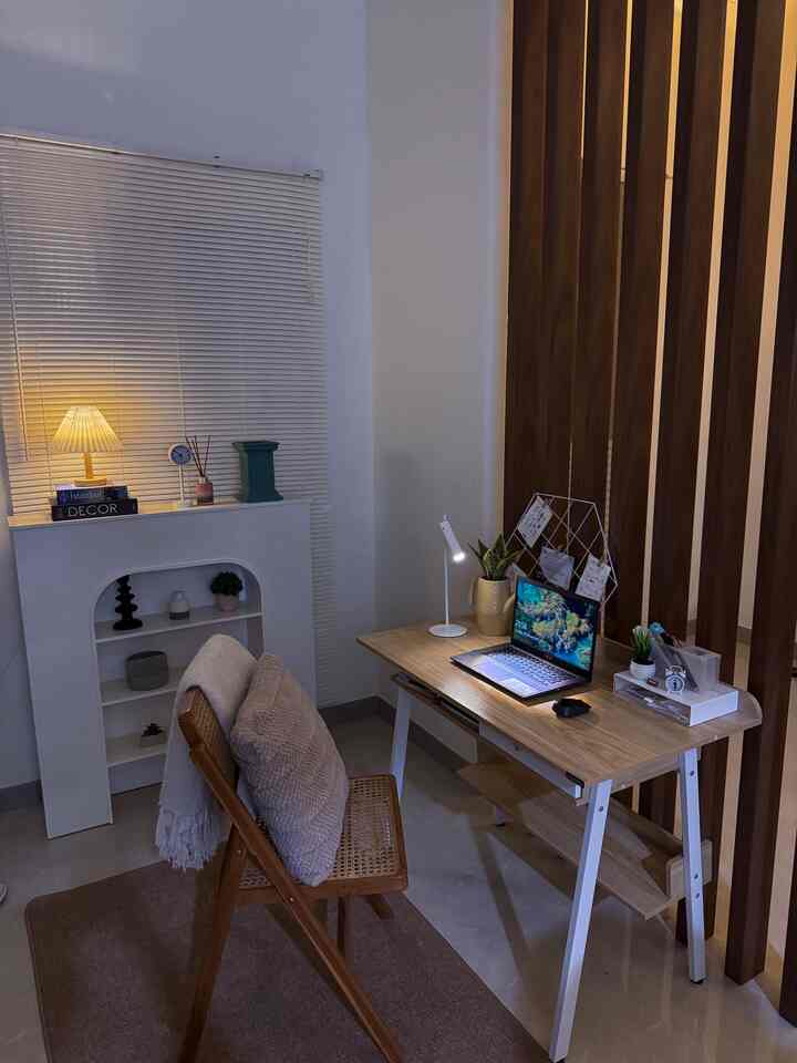 Inspirasi ruang kerja di rumah.rimara. Hampir 50% semuanya bernuansa kayu, dikombinasikan dengan furnitur dan barang2 dekorasi berwarna putih & lampu meja.

Slide 1-2 (night vibes dengan lampu redup)
Slide 3-4 (night vibes tapi lampunya terang)

Semoga menginspirasi 🩵

#RuangKerja #WorkingSpace #NightVibes #TableLamp #PartisiRuangan 