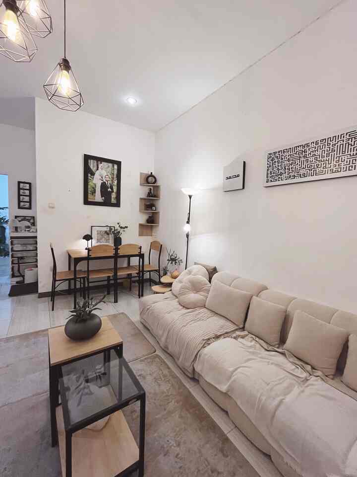 ✨ Furniture Industrial di Rumah
Dalam mendekor rumah kami banyak menggunakan aksen industrial. Dekorasi dengan aksen besi hitam dan kayu menjadi ciri khas dekorasi bertema industrial. Berikut beberapa rekomendasi furniture bertema industrial yang kami gunakan.
- Meja Tamu & Meja Sudut : ini furniture pertama yang kami beli. Modelnya sama2 terderindari 2 tingkat sehingga menambah space ekstra untuk penyimpanan.
- Meja Makan : Kami memilih meja ini karena ukurannya dapat di extend dan sudah dilengkapi dengan 4kursi. Jadi bisa diatur sesuai kebutuhan
- Lemari Terbuka yang kami gunakan sebagai penyimpanan di pantry. 
- Rak Sisi untuk dekorasi tambahan di area TV
- Lampu gantung & Lampu lantai dengan aksen besi hitam. Untuk bohlam pada lampu gantung kami sengaja menggantinya denga tipe LED Filamen untuk menambah kesan industrialnya. 

Semoga bisa menjadi inspirasi ✨

#mejamakanindustrial #mejatamuindustrial #lampuindustrial #lampufilamen #rakterbuka #dekorasiindustrial #industrial #openshelves 