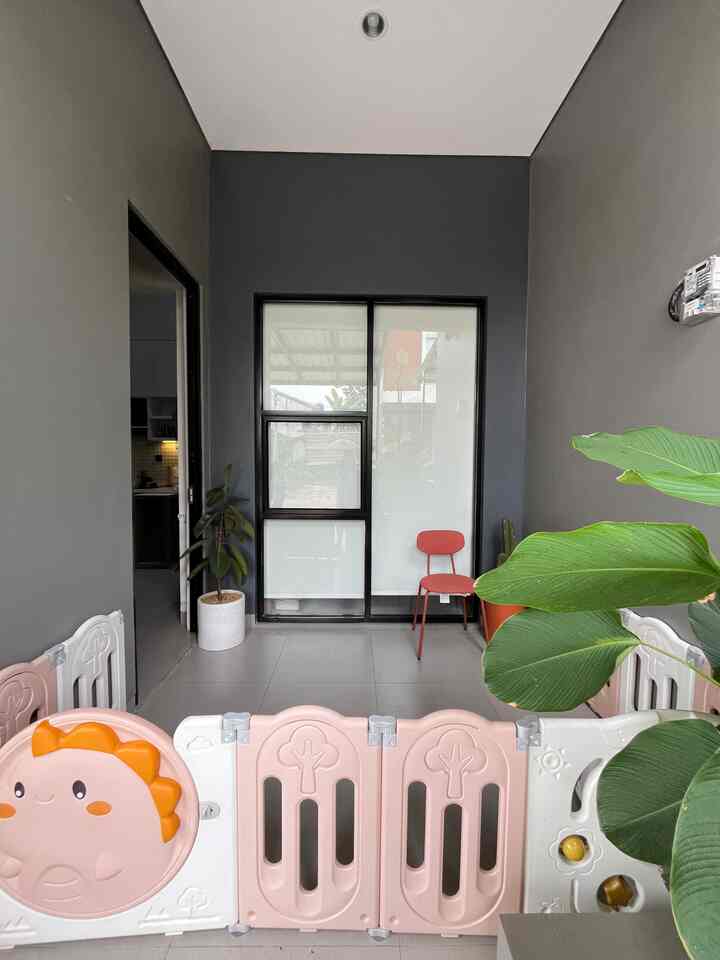 teras rumah ini jadi salah satu area bermain untuk toddlerku, karena rumah kami di cluster yang tanpa pagar jadi pemberian pagar bermain seperti ini sangat functional sekali ✨🤍

#TerasRumah #Calathea #PagarBermain #CatDindingExterior #KursiTeras