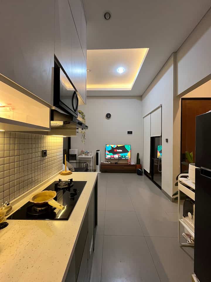 Di tahap rumah baru seperti ini, mengisi rumah masih sangat perlu planning agar segalanya terlihat bagus dan elegan walaupun harus cari-cari mana harga yang paling murah. 

Seperti penggunaan lampu ambience seperti di ruang tamu ini sangat-sangat bisa mengubah suasana malam ketika dirumah. ✨

#LampuLED #CatRumahMewah #CatRuangTamuMewah #SofaMinimalis #RollerBlind #ElegantOnBudget #DesainRumahElegan #SederhanaMewah
