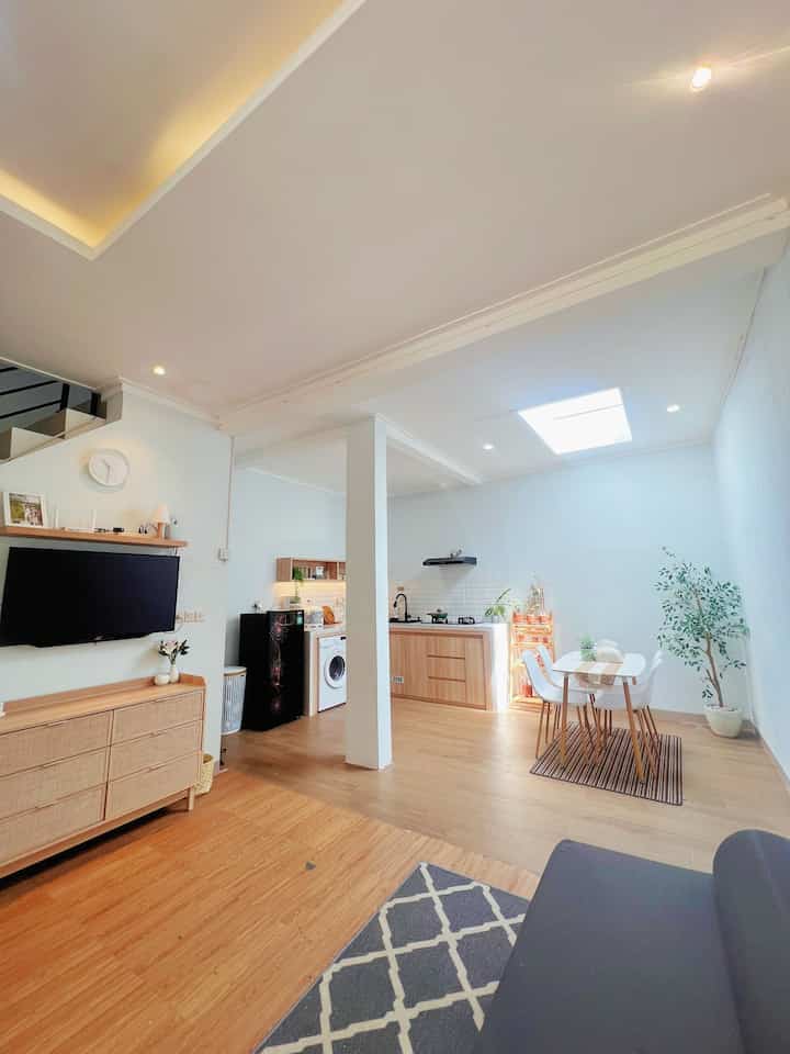 Hallo, salam kenal🫶🏻
Saya Asrani owner Homeykami🏡
Homeykami adalah sebuah hunian mungil berkonsep open space dengan luas 60m2.
Selain agar terkesan luas, konsep open space ini juga menjadi pilihan kami agar semua anggota keluarga bisa berkumpul dalam 1 ruangan walaupun sedang melakukan aktifitas yg berbeda 🫶🏻 
Sebagai ibu dengan 2 toddlers saya merasa nyaman dengan konsep ini karna saya bisa melakukan aktifitas di dapur sembari memantau anak yg sedang bermain di area lainnya 🥰

#rumahopenspace #rumahopenplan #rumahminimalis #rumahtumbuh 