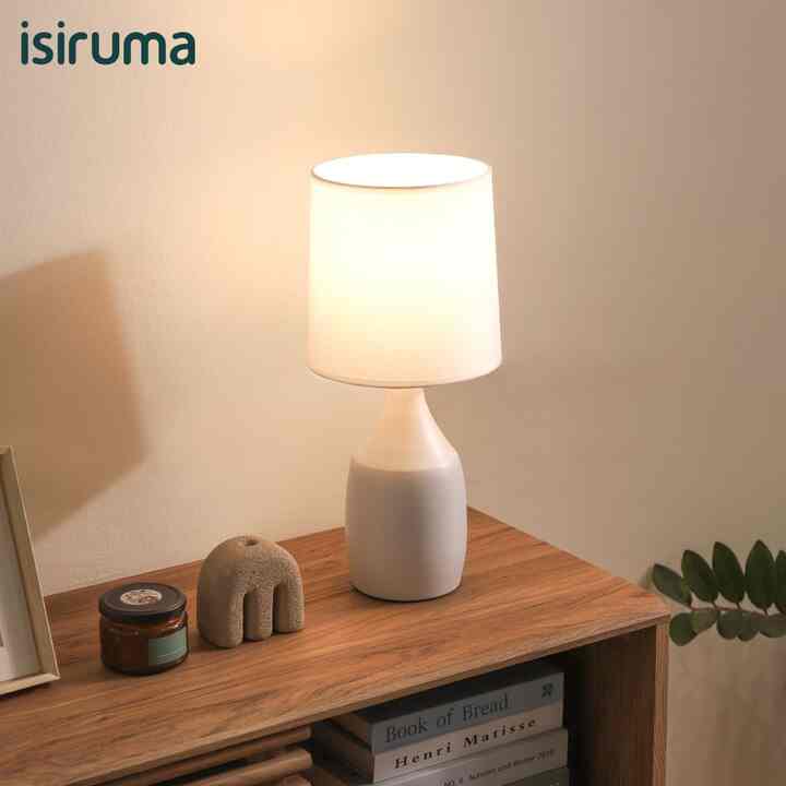 Lampu menjadi salah satu sumber daya yang dibutuhkan semua kalangan masyarakat saat ini, setiap jenis lampu selalu memiliki gaya keunikan dan fungsinya masing-masing.  

ISIRUMA menghadirkan produk terbaru yang dapat menemani hari-hari anda menjadi lebih berkesan.  

SHELEE Table Lamp menjadi salah satu varian kategori lampu hias / meja / tidur yang memiliki desain unik serta minimalis sehingga mudah ditempatkan dimanapun kebutuhan ruangan anda.  

Spesifikasi :  
- Dimension Product : 18 x 19 x 45 cm (diameter bawah 12cm) 
- Dimension Packing : 23 x 23 x 37 cm 
- Gross Weight : 1,3 kg 
- Packaging Type : Standard Packaging - Material : Metal, Polyresin, Fabric White, Lamp holder E27*1pc  

SHELEE Table Lamp memiliki kapasitas daya sampai dengan 40watt, sehingga untuk kebutuhan penerangan cahaya dapat disesuaikan dengan luas dan bentuk ruangan anda.  

Terbuat dari bahan metal berkualitas yang dilapisi dengan coating spray berwarna putih, dan frame fabric putih yang meninggalkan kesan mewah diruangan anda.  

Note : Produk ini menggunakan fitting bohlam tipe E27 dan belum termasuk bohlam didalam kemasannya.

#lampumeja #lampuruangtamu #lamputidur #lampubaca #isiruma #lamp
