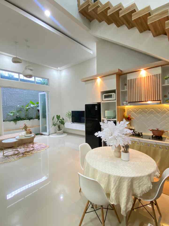 Dikarenakan rumah kami mungil di area lahan yg terbatas jadi kami memanfaatkan sekali rumah dengan konsep open space, dimana living room-dining and kitchen menyatu dalam satu ruang. Kami sangat meminimalisir sekat ruang agar tidak terlihat sempit. Dengan pengaplikasian tema open space membuat rumah ini nampak lebih luas, lega dan nyaman untuk kami sekeluarga☺️ #Rumahopenspace #spacetanpasekat #livingroom #diningroom #kitchen #lampugantung #mejatvgantung #karpet #granit #tamanindoor #backyard #tanggamelayang