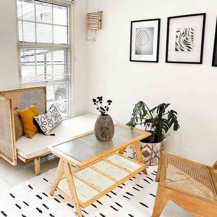 5 barang ini menjadi barang favorit rumah alfa , berasa menyatu dengan tema japandi yang menjadi salah satu tema di rumah ini 
1 meja bambu kaca akrilik udah pasti bgt kan selain warnanya kalem meja ini udah kaya japandi style bgt . 
2 bangku rotan:  bangku ini kenapa menjadi salah satu top 5 best buy krna harganya terjangkau modelnya suka dan ga pasaran
3. Shelving rak : rak penyimpan printilan dekorati selain bentuknya estetik tapi sangat lumayan pemanfaatanya buat naruh2 barang lain seperti buku juga bisa bgt .
4. Bangku favorite yg aku kasih nama sendiri yaitu "Z chair " 😎
5. Standing mirror : siapa si yg ga suka liat hal2 yg di balut rotan , aku sendiri suka bgt sama printilan berbau rotan , dan salah satu best buy juga standing mirror rotan ini , selain harganya masih wort it tapi emang looknya bikin nambah estetik ruangan 😍
#top5bestbuy #rekomendasiproduk #ambassadorpict #dekorasiruangtamu #dekorasirumah 