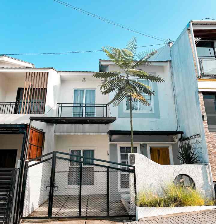 Beberapa faktor kenapa memilih rumah ini adalah salah satunya fasad rumah , krna aku tinggal di kabupaten kecil yg mana pembangunan perumahan masih terbatas dan pilihan perumahan jg belum banyak , jadi ga banyak pilihan untuk memelih type fasad perumahan itu sndiri . Dari beberapa perumahan yg masuk secara style fasad, lokasi, budget , dan fasilitas pendukung adalah rumah ini . Selain fasadnya cukup simple , budget masih oke , luas tanah jg cukup untuk kami , plus nya view lingkungan rumah disini sangat bagus . 🌅

#fasarumah #minihousetour #ceritarumahku #inspirasirumah #catrumah #fasadrumahminimalis