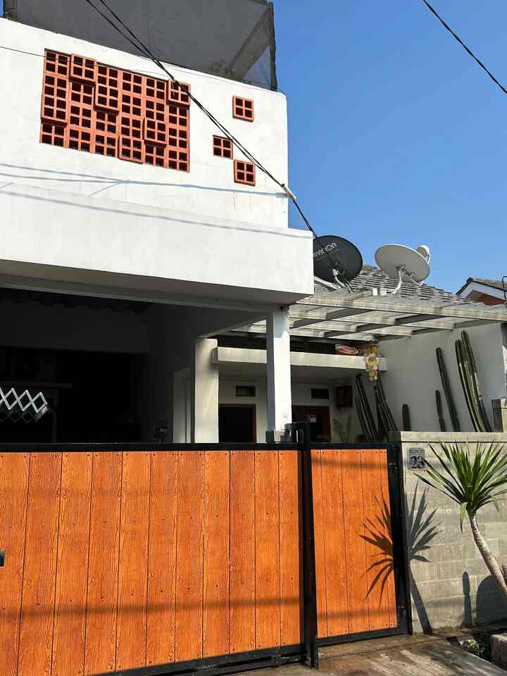 Definisi rumah yang ideal untuk kami adalah rumah yang bersih dan nyaman. 
Untuk kenyamanannya, kami melakukan sedikit perubahan pada fasad dan ruangan. 
Dengan merenovasi sedikit dan menambahkan dekorasi agar terlihat lebih menarik. 

#Roster #Cat #PagarMotifKayu #BatuAlam #MiniHouseTour #CeritaRumahku #InspirasiRumah