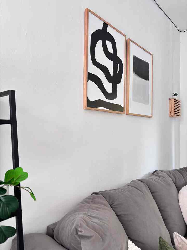 Jatuh cinta sm walldecor ini 😍 #walldecorabstract #abstractwalldecor #walldecor #wallart #dekorasiruangtamu #sofaabuabu #fejkaikea