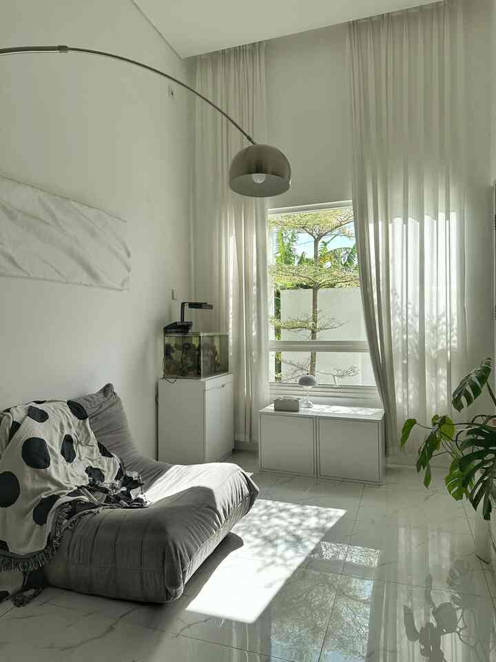 5 Tips Pilih Dekorasi Estetik versi AK HOUSE 🫶
-
aku mau share 5 barang baru yang jadi on point di bulan ini , ini tips milih dekorasi rumah biar engga nyesel :

🩶 Sofa Togo , banyak pilihan sofa serupa namun kita pilih ini karena bentuknya nyaman banget untuk dibuat duduk berjam” , packingnya divacum jadi aman ketika sampe rumah, materialnya smooth

🩶 Beddingset , ini solusi banget buat yang spreinya suka geser” , kita pilih beddingset ini karena bisa custom sesuai keinginan motifnya tidak mainstream , karetnya besar bikin fit dikasur 

🩶 Hook , ini benda penting gak penting sih, kalau nemu yang lucu dan bisa dijadiin dekorasi juga kenapa gak di co aja yakan , 1set isi 3 bisa di mix harga sangat ramah dikantong 

🩶 Tempat Pensil , beli ini karena suka lupa taroh spidol , jadi beli bentuknya unik makin semangat buat kembaliin benda” ke tempat asalnya

🩶 Electric Diffuser , suka banget bentuknya compact bisa dijadiin lampu tidur juga dan desainnya minimalist cocok untuk diruangan manapun 

gimana menurut kamu? yuk share juga benda favorit bulan ini di rumah 🩵


#Top5BestBuy #RekomendasiProduk #AmbasaadorPick #SofaMinimalis #Electricdiffuser #Tempatpensil #Hookestetik #WarnaCatRumah #LantaiKamar #Cat
