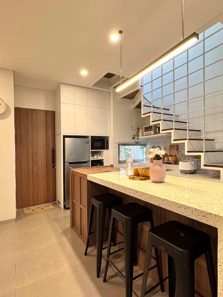 Ketika akan membeli sesuatu prioritas utama yang di cek adalah review kualitas dan harga nya. Sebagai ibu rumah tangga penting banget memilih barang yang kualitasnya bagus dengan harga yang ramah di kantong.
 
Peralatan yang kami beli baru-baru ini adalah air fryer dan presto. 
Dekorasi dapur nya adalah vas bunga, set alat makan kayu, dan keset motif.

Perintilan dapur dan peralatan memasak di dapur ini menjadi penghuni baru didapur kami dengan pertimbangan diatas.

Walaupun harga yang ramah kantong tetapi visualnya terlihat elegant dan terlihat estetik. Jadi selain digunakan tetapi bisa juga menjadi dekorasi ruangan.

#kitchenset #kitchensetminimalis #dapurbawahtangga #lampugantung #mejaisland #kursibar #top5bestbuy #rekomendasiproduk #ambassadorpick