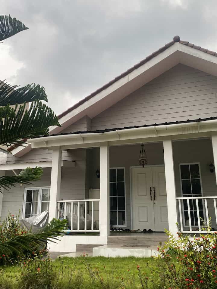 rumah peninggalan ini kami transformasi menjadi rumah minimalist dengan sentuhan american classic located at south tangerang! #KeramikKayu #LampuGantung #LampuDinding #DindingGRC #JendelaRumah #MiniHouseTour #CeritaRumahku #InspirasiRumah #Minimalist #Tangsel #AmericanClassic