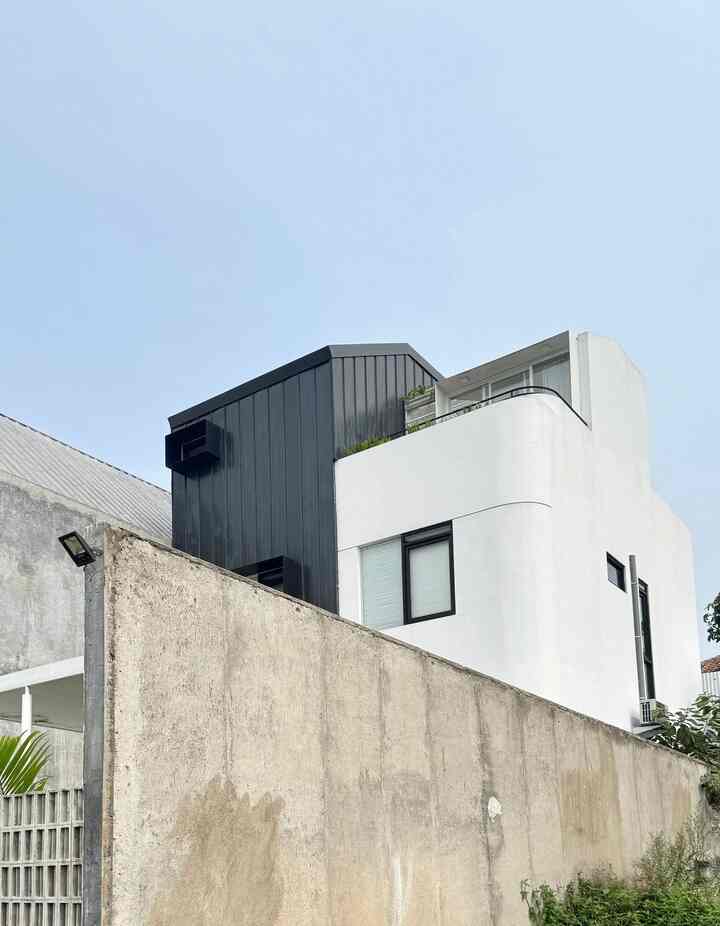 Butuh waktu cukup lama mencari lokasi untuk kami jadikan rumah. Dari sekian banyak pilihan lokasi kami kerucutkan menjadi beberapa opsi, yaitu lokasi yang jauh dari keramaian atau pinggir jalan, lokasi yang berada di dataran yang cukup tinggi karena menginginkan suasana yang asri dan sirkulasi udara yang masih segar dan bersih. Dan pastinya harga tanah yang sesuai dengan budget kami.

Akhirnya kami putuskan membangun rumah di kawasan ini  karena sesuai dengan kriteria diatas. Karena suami mempunyai biro jasa arsitek saya serahkan semua proses gambar sampai pembangunan kepada suami tentunya dengan  persetujuan kami berdua.

Alhamdulillah sudah 2 tahun kami tinggal di rumah ini. Rumah yang menjadi tempat kami pulang setelah lelah beraktivitas di luar. Rumah yang selalu kami rindukan dan rumah yang selalu menjadi tempat ternyaman untuk kami sekeluarga.

#catdinding #ataprumah #catluarrumah #fasadrumah #MiniHouseTour #CeritaRumahku #InspirasiRumah