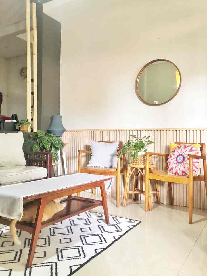 Rumah ini kami beli dari penduduk lokal, dan kami renovasi seperlunya. Renovasi utama, bongkar dinding. 

Dari ruang tamu, bisa melongok ke ruang makan yang multifungsi sebagai ruang TV. Awal kami beli, ada dinding karena ruang TV tadinya sebuah kamar. Bukaan besar, membuat rumah terkesan luas dan terang 

#BTNOAS10 #RumahTanpaSekat #RumahOpenSpace #jakartabarat #decorlowbudget