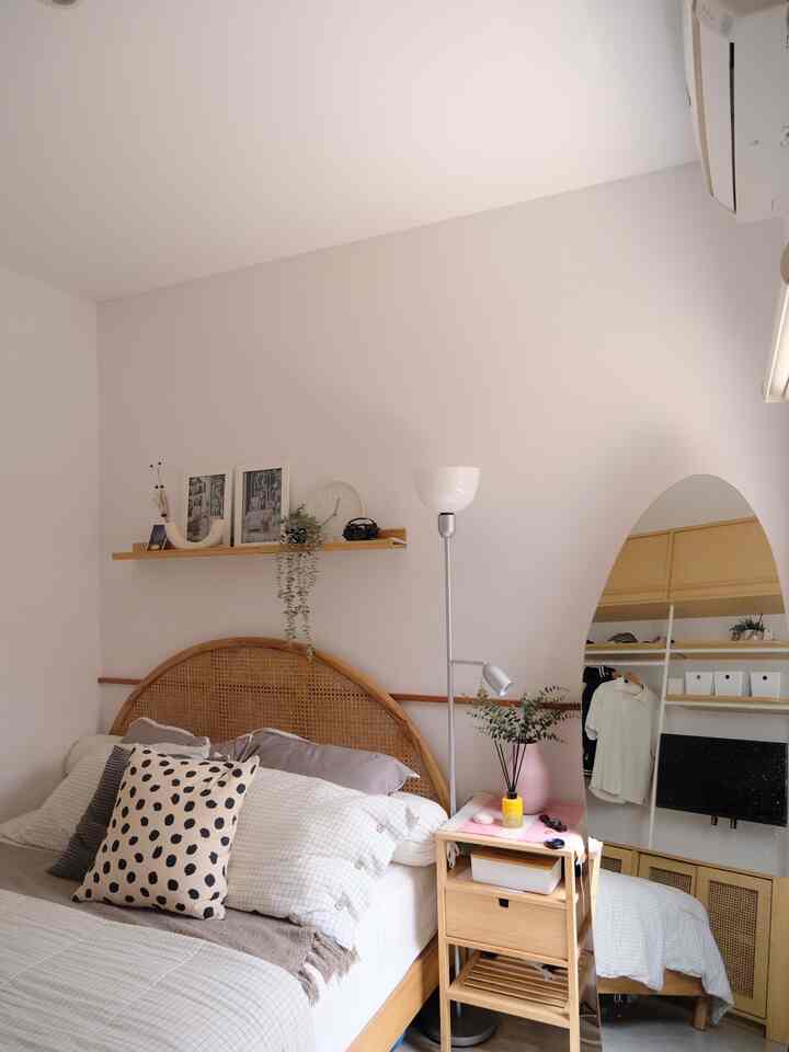 Cerita Rumah + Mini Home Tour
—
Ini dia kediaman kami yang berukuran 50/85m2, sesuai dengan luasannya yang terbatas, rumah ini menerapkan konsep “compact house” : dimana semua furniture yang dipilih mengutamakan fungsinya terlebih dahulu.
Untuk memaksimalkan rumah mungil ini, kami banyak menggunakan built-in furniture karena ukurannya yang custom dapat menyesuaikan luas ruang terbatas. 
—
Kenapa pilih rumah ini? Karena kami menerapkan konsep rumah tumbuh, dimana rumah ikut bertumbuh sesuai kebutuhan penghuninya☺️🏡🫶🏼

#DipanRotan #StandingLamp #StandingMirror #MiniHouseTour #CeritaRumahku #InspirasiRumah #CompactHouseIdea #HomeDecorIdea