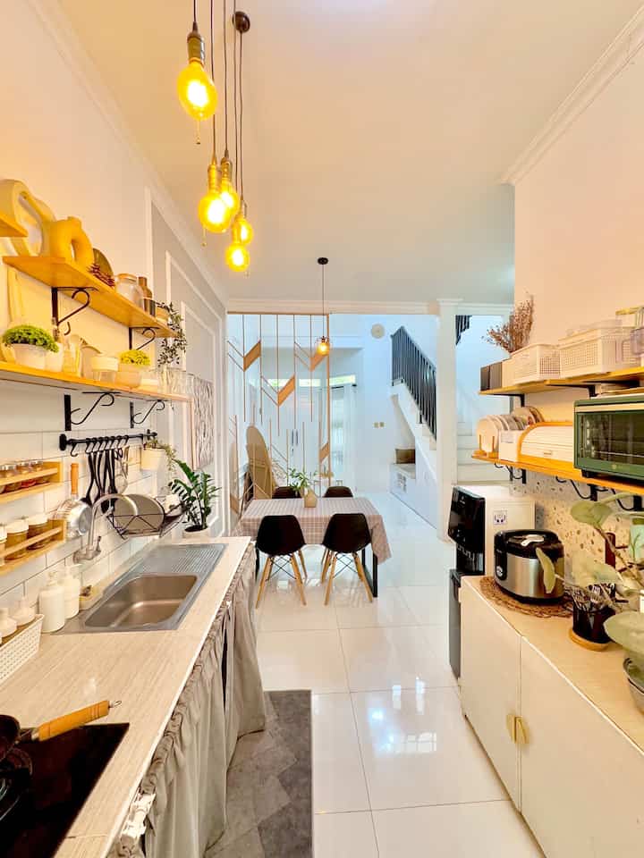 🌸 Top 5 Best Buy 🌸

Top 5 best buy di dapur aku ini tuh karena mereka bagus tapi harganya murah meriaaahh 💸

Yang pertama ada PVC sheet yang aku pakai untuk melapisi lemari besi putih, karena atasnya sudah mulai kotor dan susah dibersihkan.
Yang kedua ada cast iron yang ku beli karena berniat mau hidup lebih sehat, terus ketemu yang agak murah, langsung cus beli dooongg, apalagi warnanya matching sama dapurku; hitam dan kayu.
Yang ketiga ada toples plastik bening dengan tutup putih untuk menyimpan pasta, harganya gak sampe 5 ribu tapi bahannya cukup tebal dan cantik kalo difoto, ehehehe.
Yang keempat ada dish dryer yang worth it banget! Karena dish dryer yang menggantung itu agak terlalu kecil kalau cucian piringku lagi banyak, akhirnya memutuskan pakai dish dryer tambahan deh.
Yang kelima ada sikat dari IKEA, gak sampe 10 ribu tapi bahannya bagus dan bulu sikatnya keras, jadi gak gampang rusak deh.

#CastIron
#PVCSheet
#ToplesAesthetic
#DishDryer
#SikatCuciPiring
#Ambalan
#LampuGantung
#TopTable
#BackSplash
#LemariBesi
#DapurMinimalis
#DapurCantik
#DekorasiDapur
#Top5BestBuy
#RekomendasiProduk
#AmbassadorPick