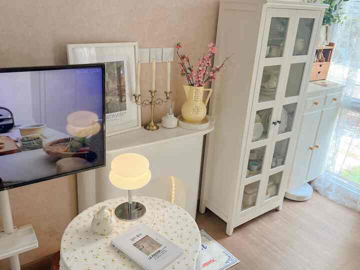 Top 5 best buy awal bulan Januari ini :
• macaroon lamp : membuat rumah jadi warmy
• faux fireplace : membuat kesan classic tp tetap modern
• standing bracket tv : white minimalis buat ruangan jadi seperti korean look dan hemat space 
• Parisian Korean Vase : classic dan elegant bikin ruangan jd cantik 
• wall art : beberapa spot aku taruh wall art agar terlihat seni dan membuat rumah lebih berwarna , bagaimana cantik kan ???
#top5bestbuy #recomendasiproduk #ambassadorpick #ruangankeluarga #livingroom #aesthetic #ruangtamutanpatv #aestheticroom #wallpaperestetik