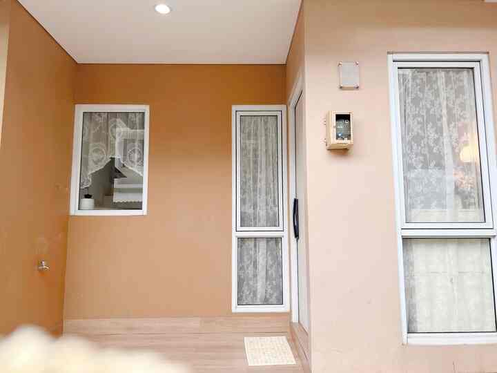 Saat pertama kali lihat rumah ini aku jatuh cinta, biarpun lebih mungil dari rumah sebelumnya tapi bisa lebih tenang untuk segi biaya , yang buat aku suka pencahayaannya banyak karna banyak jendela , aku merubah total 80% dari tampak sebelumnya , rumah ini kosong sekitar 10th lebih dan memang awalnya seram ada ruangan gelap berlumut di baguan belakang akhirnya aku ubah menjadi mini pantryku dan aku cat terang agar rumahnya terlihat cerah , rumah yg ideal menurutku tidak harus yang terlalu besar tapi membuat keluarga nyaman, aesthetic itu bonus 🥹🫰 #minihousetour #ceritarumahku #inspirasirumah #rumahbaruku #newhouse #homedecor #rumahkeduaku #secondhouse #rumahmungil #warnacatrumah