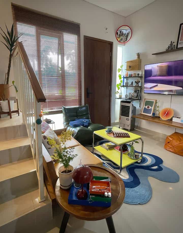 Top 5 Best Buy Recently

1. Togo Sofa 🛋️
Bisa custom ukuran supaya muat di spot living room (custom 80cmx65cm). Standar pabriknya 105cmx80cm. Surprisingly hasilnya tetap presisi dan secakep itu apalagi dgn bahan faux leather request warna hijau army (referensi dr pinterest).
.
2. Incense Holder 3in1 🏔️
Desain dupa holdernya berbentuk gunung yg jika dupa bulatnya dibakar serasa liat air terjun dari atas gunung menyelimuti orang bertapa dibawahnya. experience-nya bikin calming selain aromanya yg relaxing. Pembelian includes holder + dupa bulat 1 pack + dupa stick 1 tube.
.
3. Lampu meja Chrome - Forsa 🔆
Chrome stainless salah 1 material favoritku apalagi utk meja kerja di kamar senada dgn beberapa barang dekorasi chrome dan warna silver sprti box tissue,rak parfum & lampu pendant. Bikin kesan lampu makin mewah.
.
4. Ambalan Plasma (Recycled Plastik)💛
Ambalan yg sangat cocok buat kamar mandi karena berbahan plastik daur ulang yg tebal, kokoh & waterproof. Berguna utk menaruh tanaman, diffuser aromatherapy dan poster dgn motif terazo kuning yg estetik.
.
5. Throw Blanket / Selimut Rajut 🛌
Selain bisa untuk selimut sofa, selimut berbahan rajut ini bisa untuk tempat tidur dgn pilihan ukuran yg 180cm. Sebagai ganti bedcover jika bosan dan bisa menambah aksen motif apalagi dgn motif desain keith haring yg lucu bgt.

#Top5BestBuy #RekomendasiProduk #AmbassadorPick #SofaSingleSeater #TogoSofa #SofaKulit #IncenseHolder #DupaStick #DupaBackFlow #DupaHolderEstetik #TrayStorage #TrayCompartment #LampuChrome #LampuForsa #ThrowBlanket #KeithHaring #RekomendasiTerbaik #ShopeeHaul 